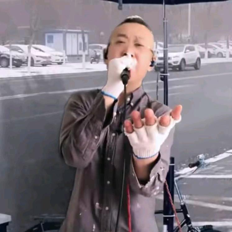 爱唱歌的大白哥，每天晚上7点直播