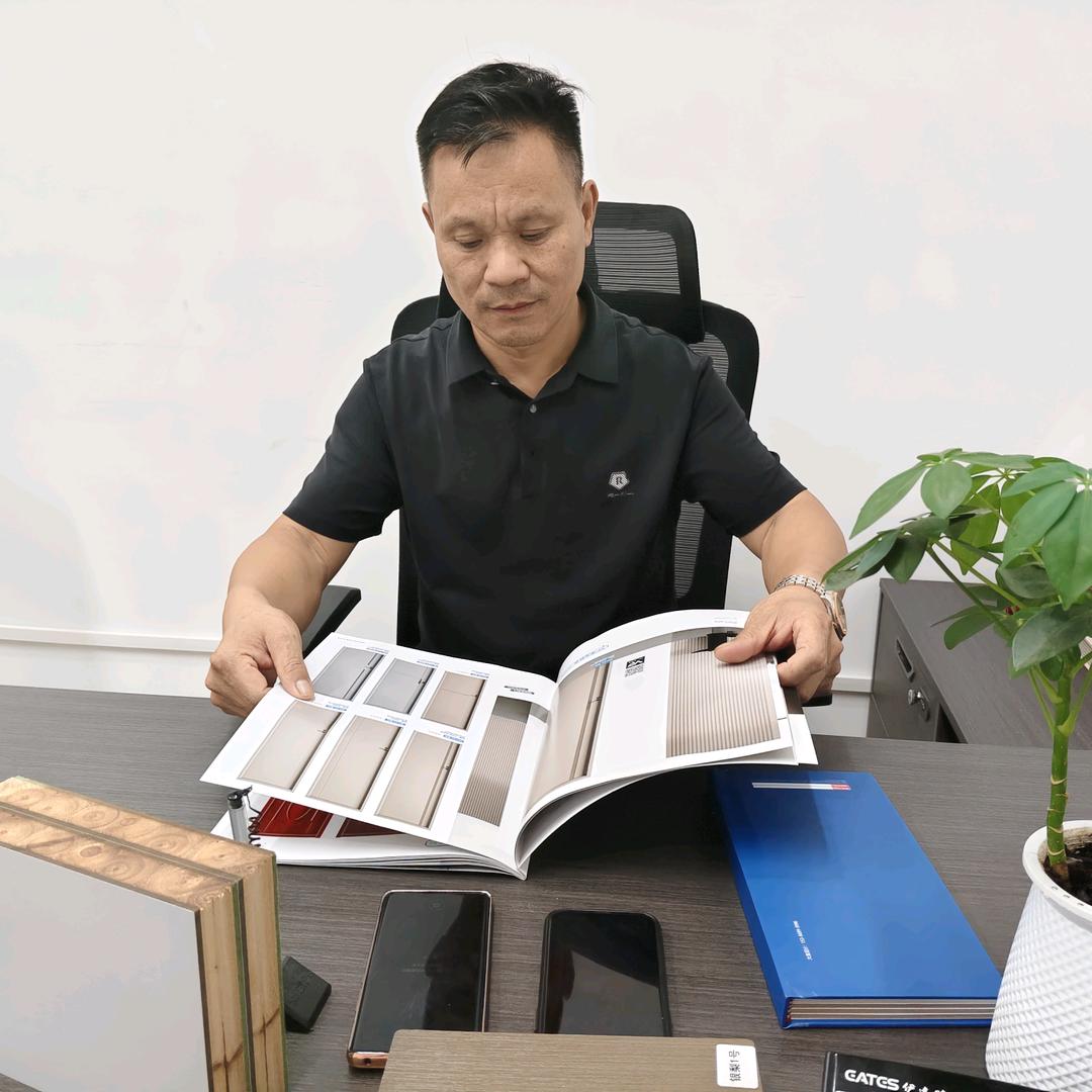 屈先生～鸿星木门工厂