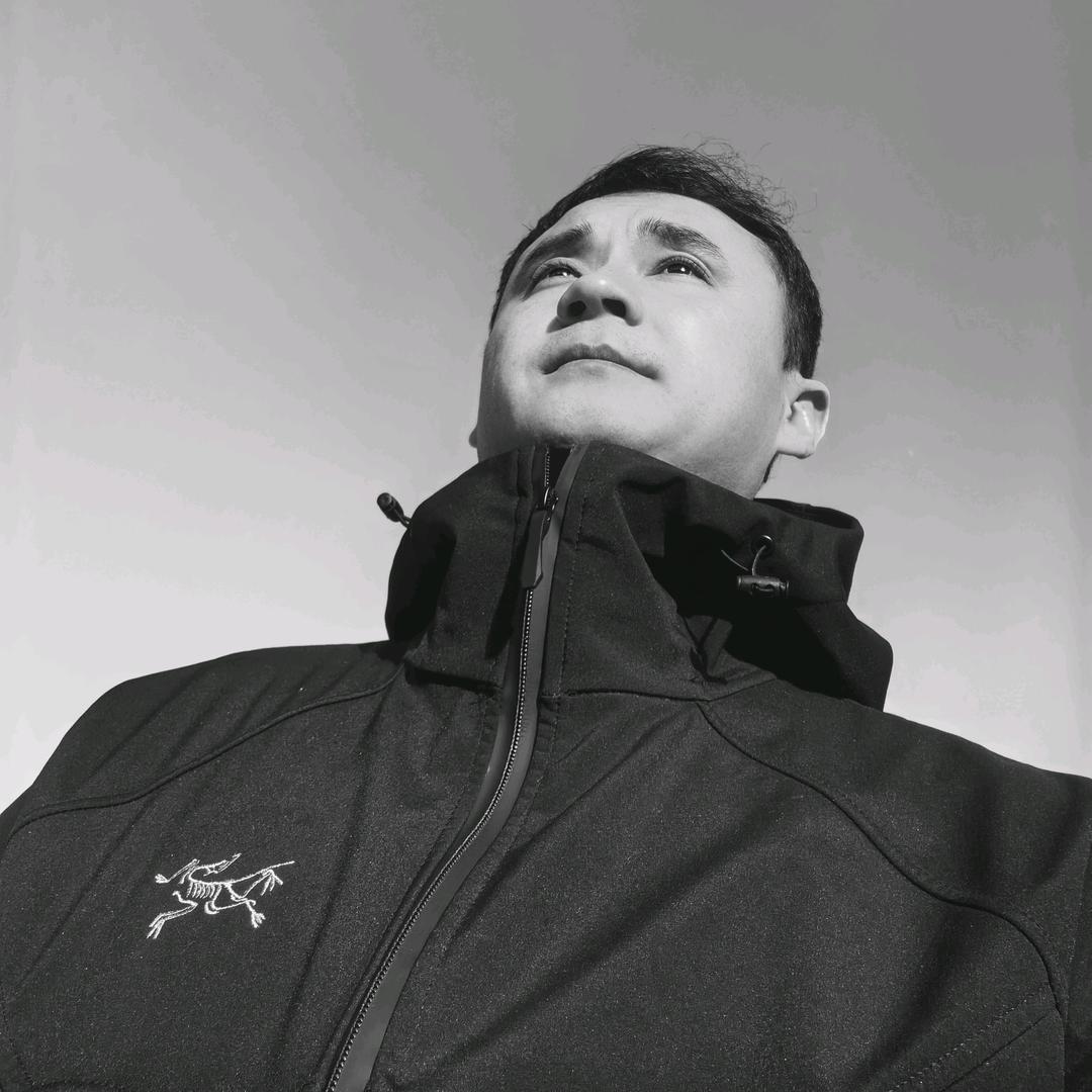 握紧锄头的小伙子