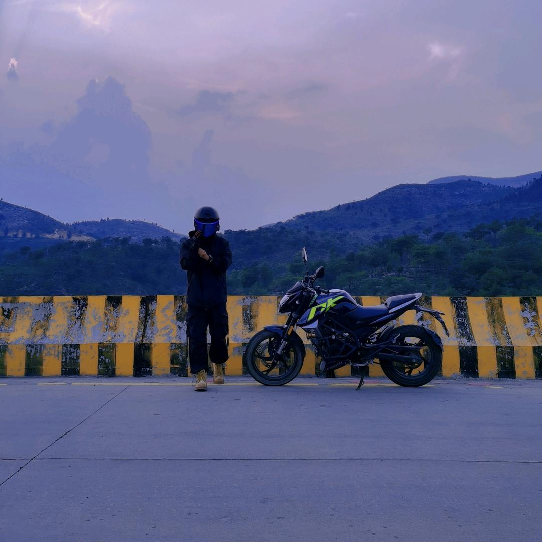 骑电瓶车的小白