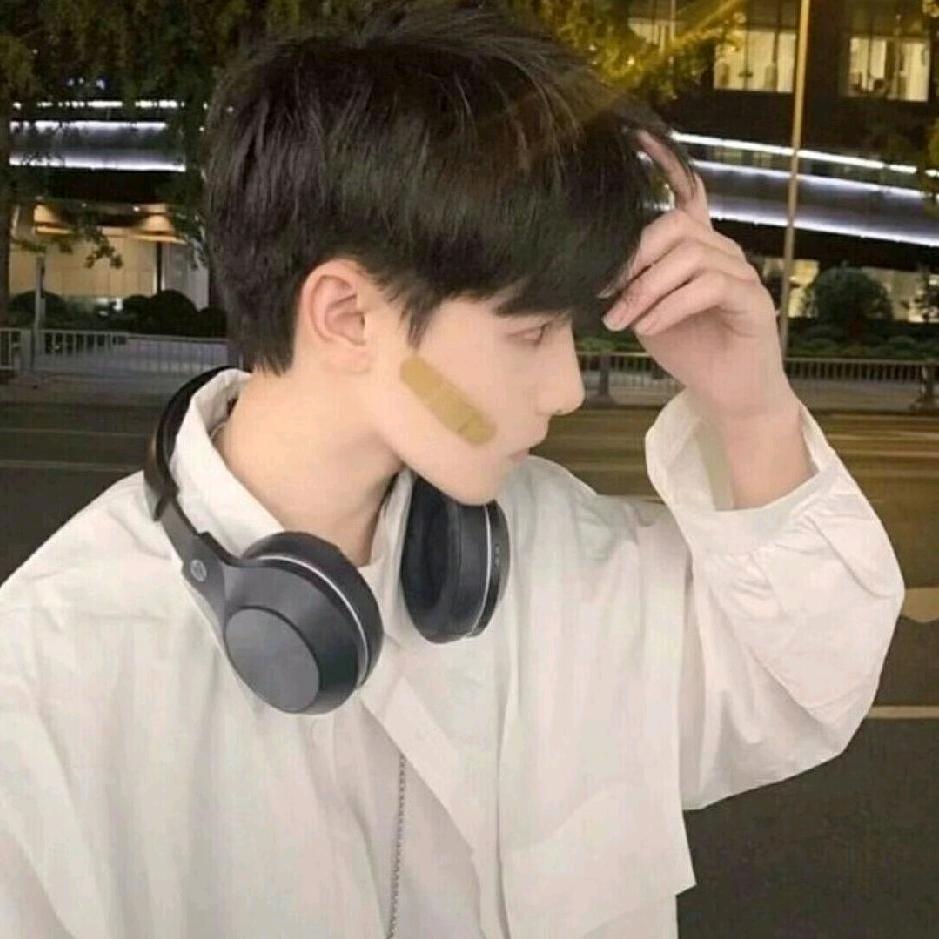 你与春风皆为过客。