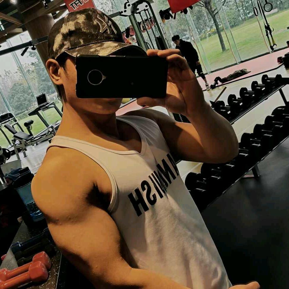 戴耳环的井同学