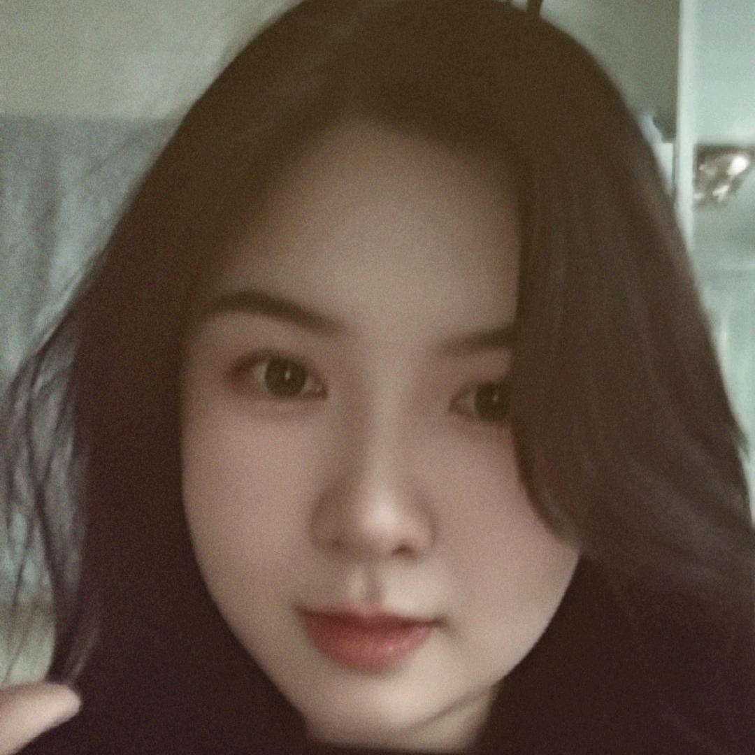 一个爱画画的女生