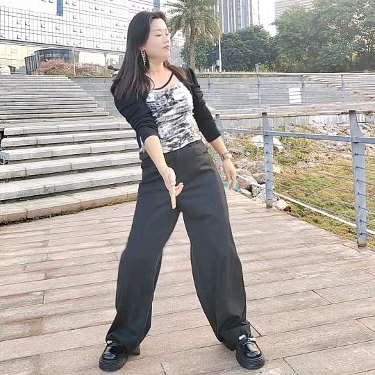 萍萍喜欢跳舞更喜欢唱歌🎤💕