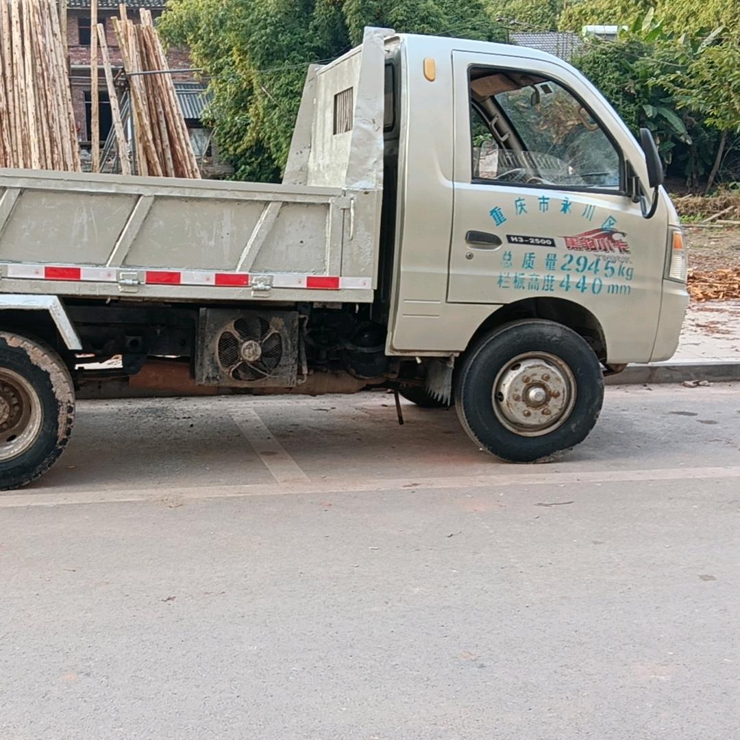 夜压三轮车。四轮车货车，拉货送货