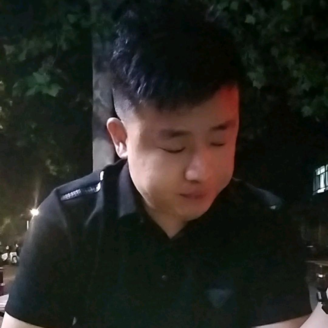 王 先  生