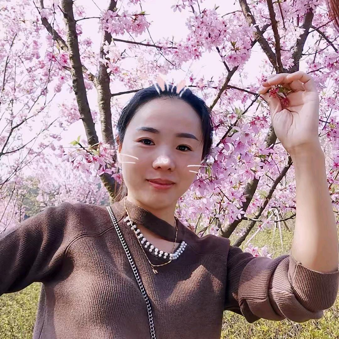 在马场坪开台球棋牌的小美女