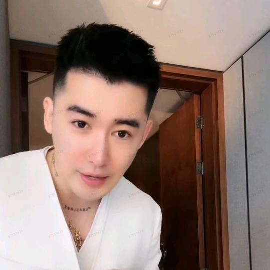 杨圣坤轻奢服饰