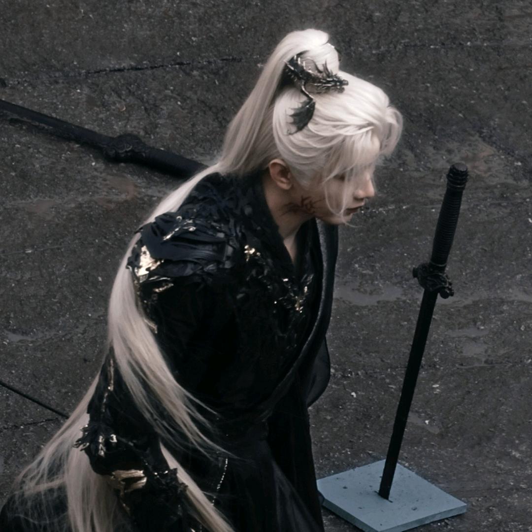 绪荥（万水千山陪富贵少爷一起看