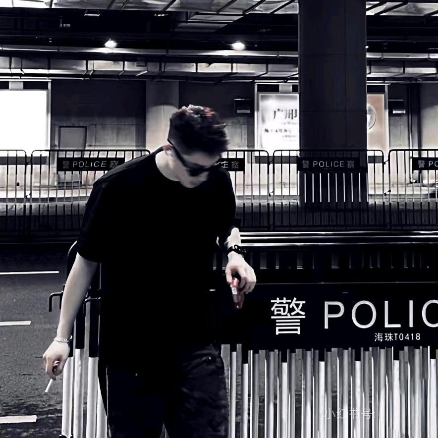 霄 潇.