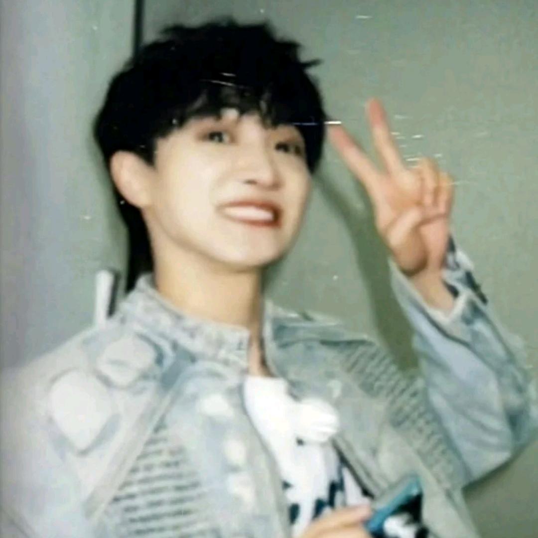 把饭拼好塞嘴里