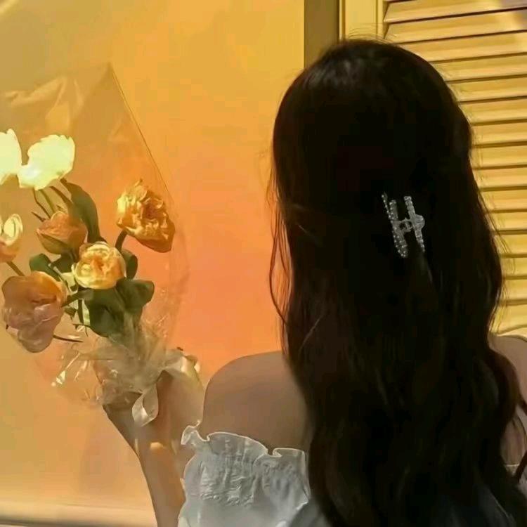 单身妈妈 带着六岁的小姑娘 一个人生活