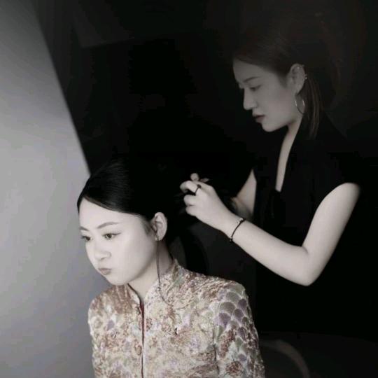 屿里化妆师小冉