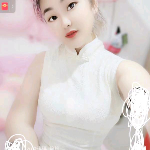 独自一人撑伞漫步行走