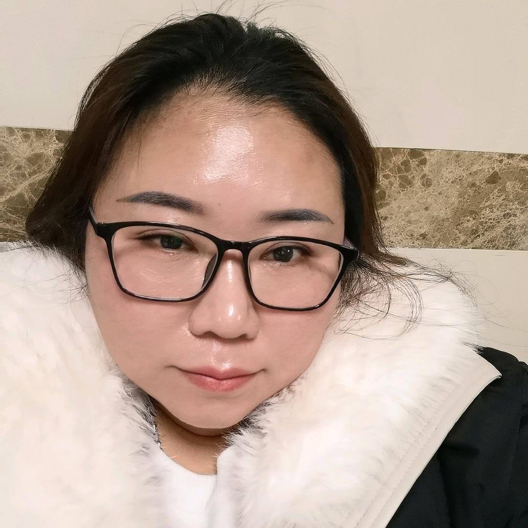 嘴角上扬的微笑