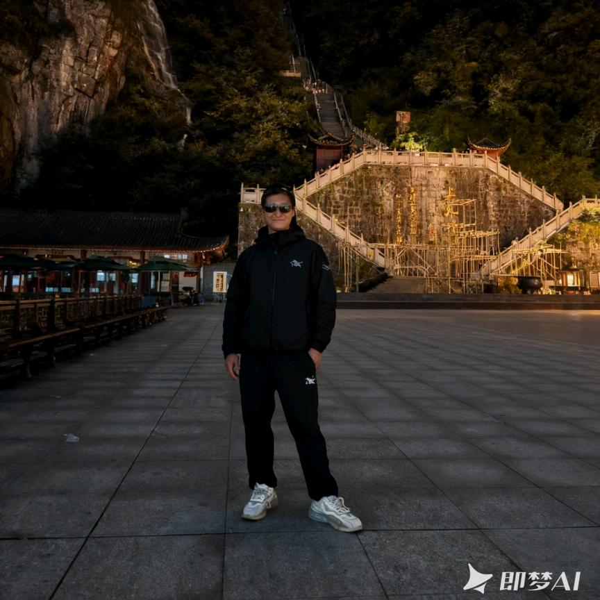 战狼吴京何晨光军校上校军衔