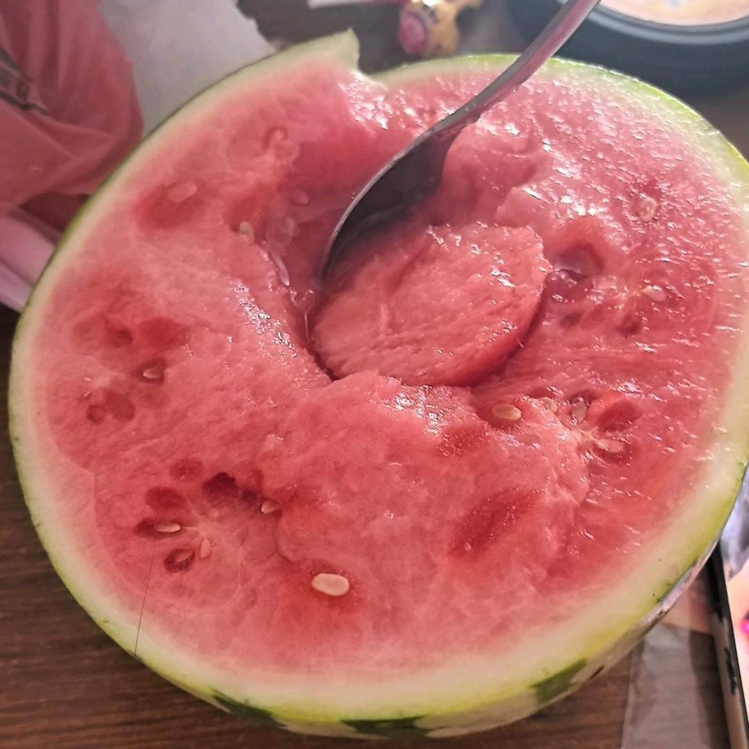 熙熙吸西瓜汁🍉🍉
