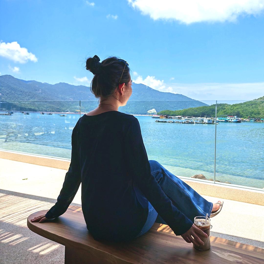 内心平和的有福美丽女人。