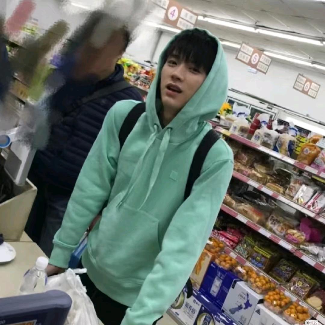 半夜吃火鸡面被辣哭