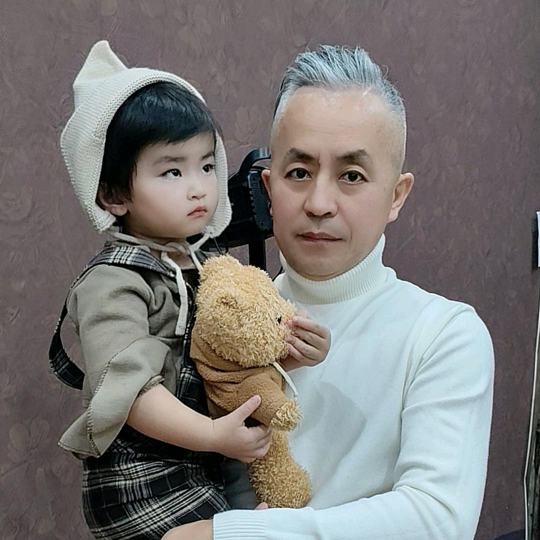 大马小马（相差五十多岁的父女）