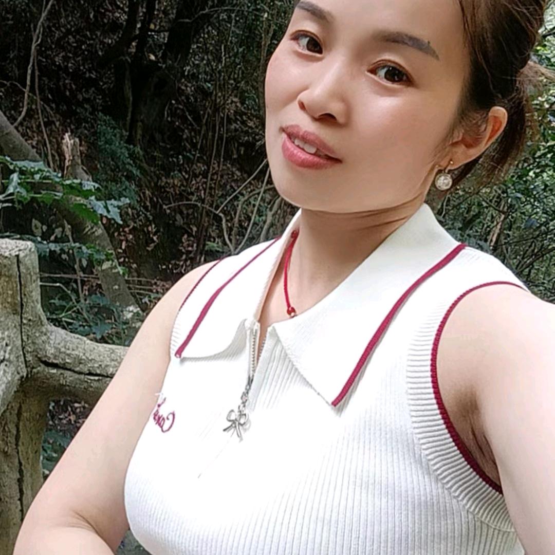 新邵大坪锦绣华城初語女装店小何