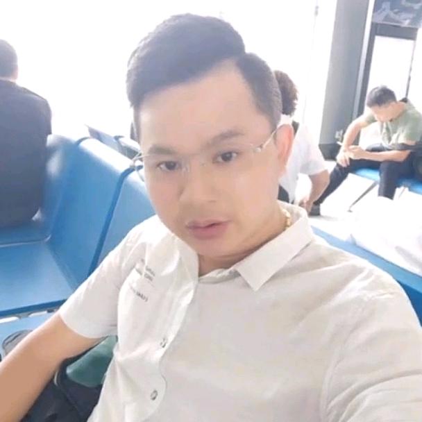 奋斗的男人。