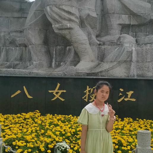 喜欢粉色的少女。