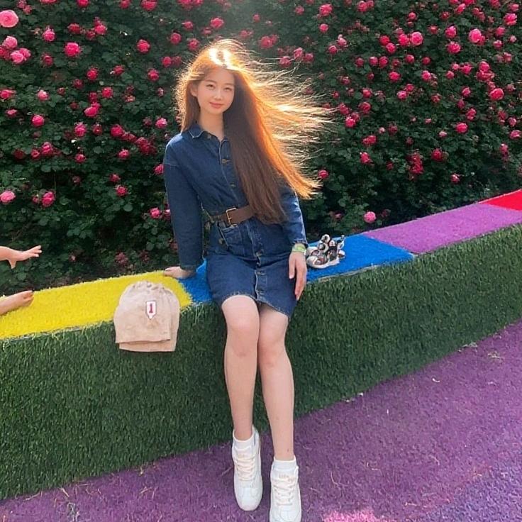 买衣服的小姐姐