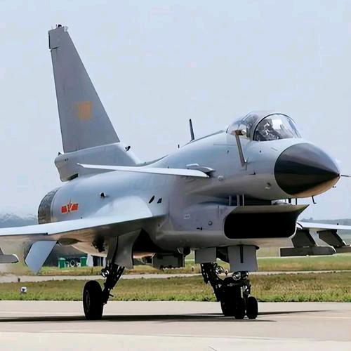 F16战斗机为民航客护航 进入中国领空