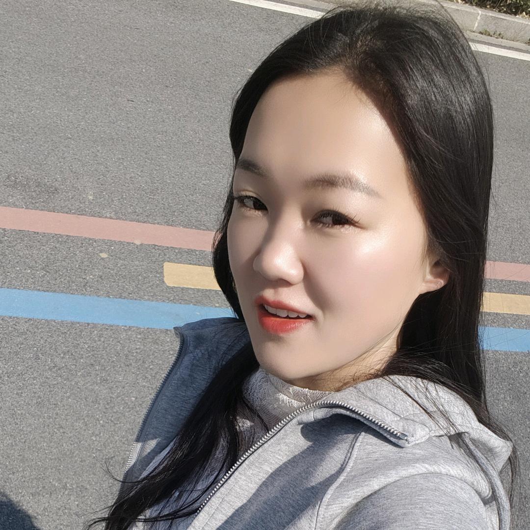 素颜姑娘从不怕雨淋