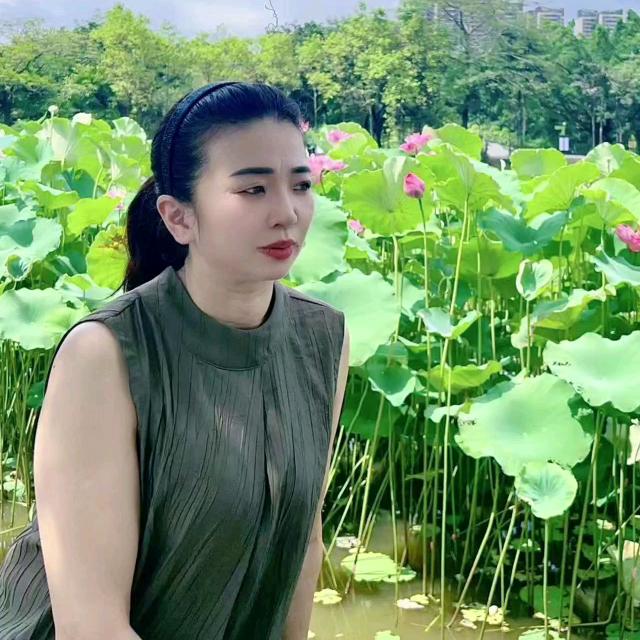 杨伞下的微笑