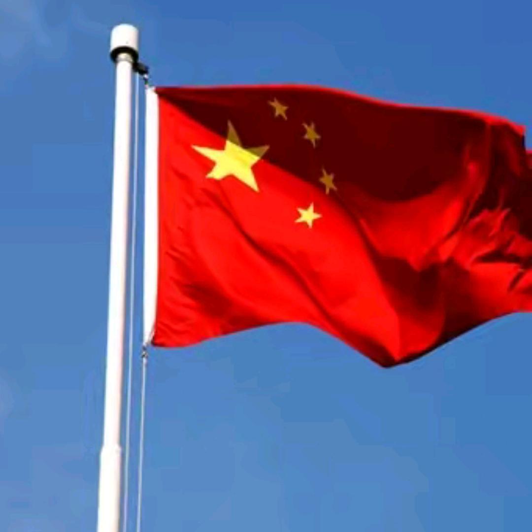 天边弯月
