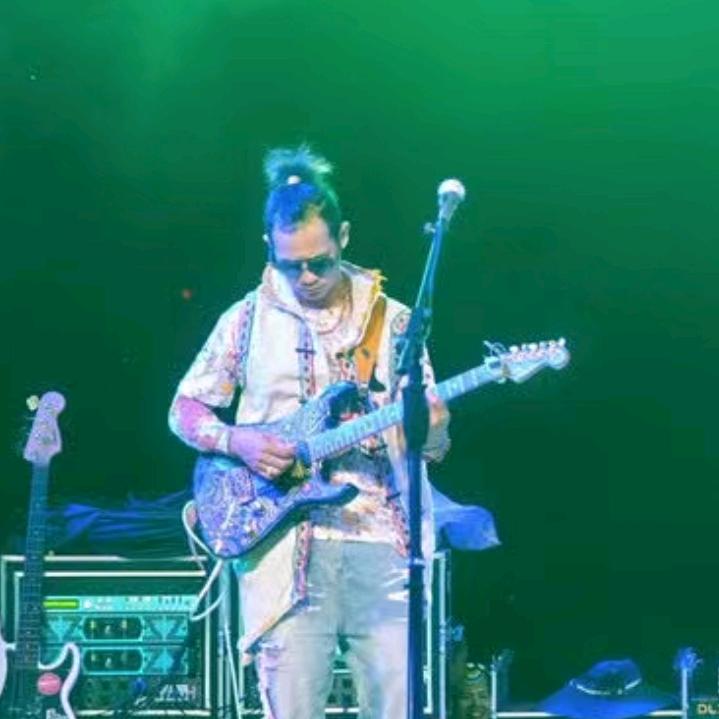 （馨火月团）主音吉他手  a  you