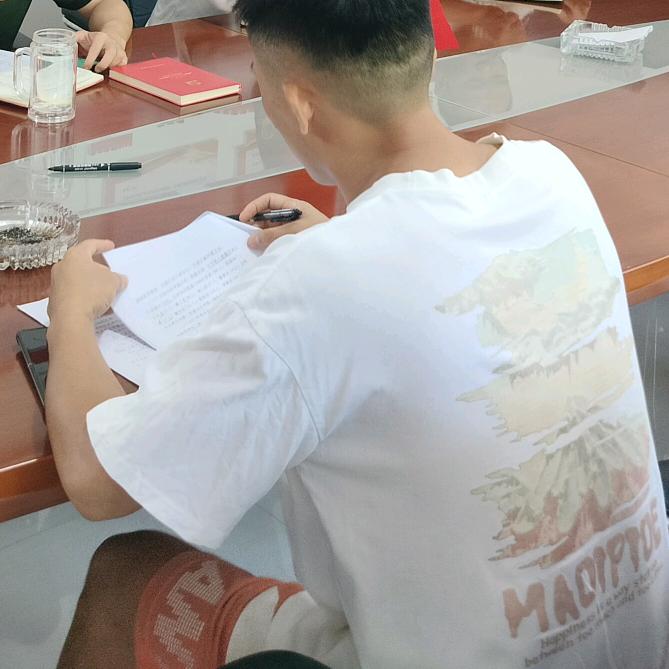 普普通通的村干部