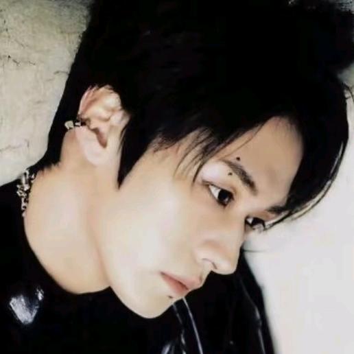 嘴 锤.(和旻浩对视过版^ ^)