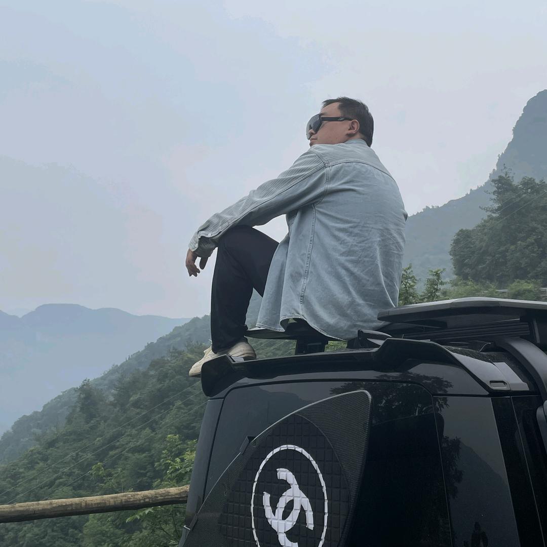 嘎嘎的胖男人