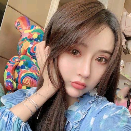 杨依姗《爆款穿搭》