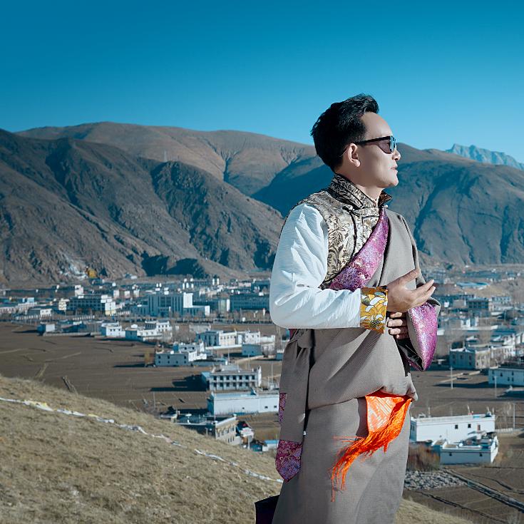 拉旺罗布  文香故里