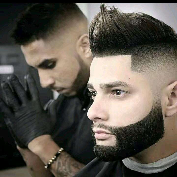 男人有钱闯天下。