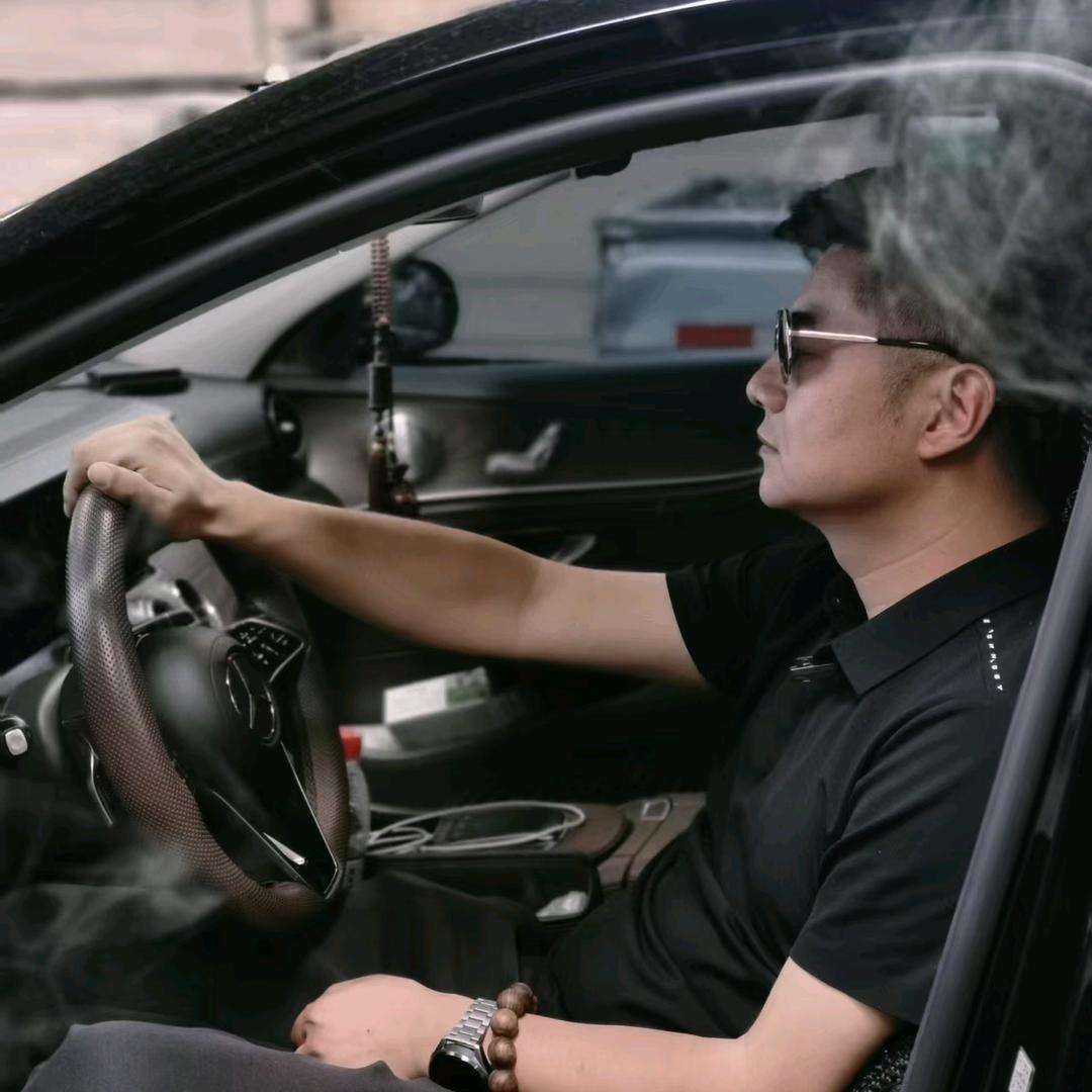 板板君(九隆仓超)。