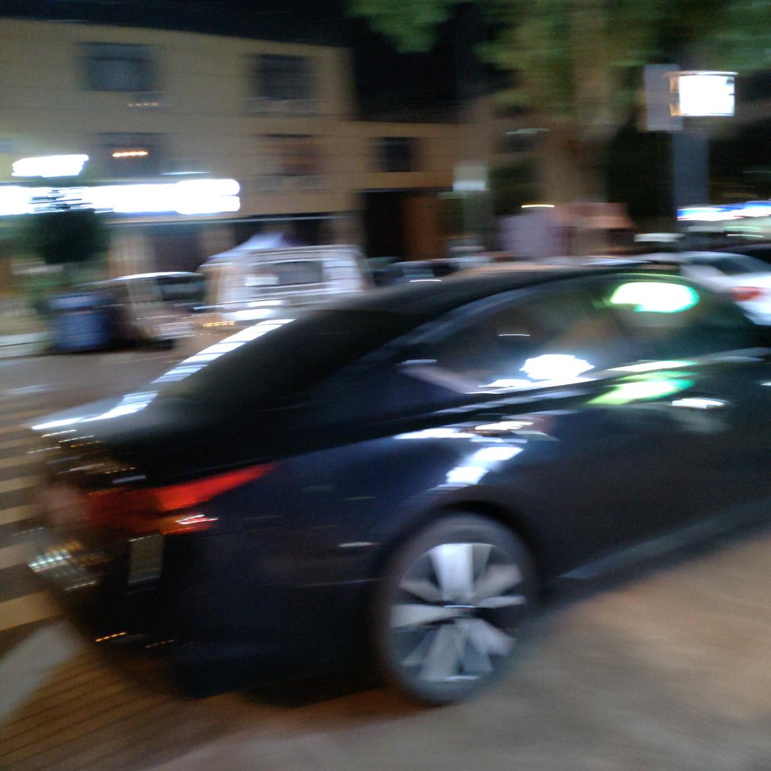天高云淡。