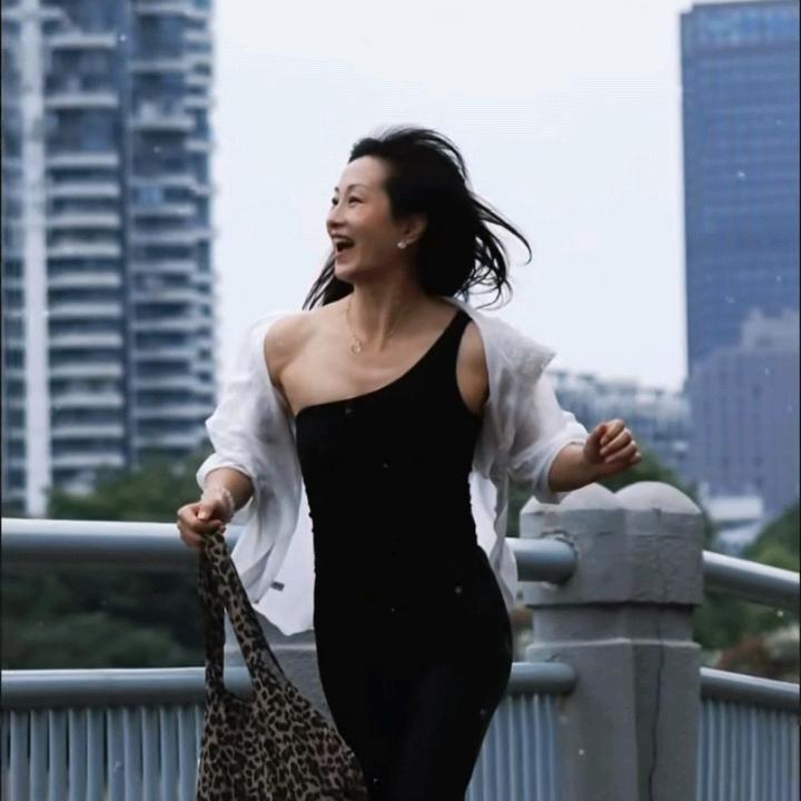露露（50岁中年女性的运动塑形）