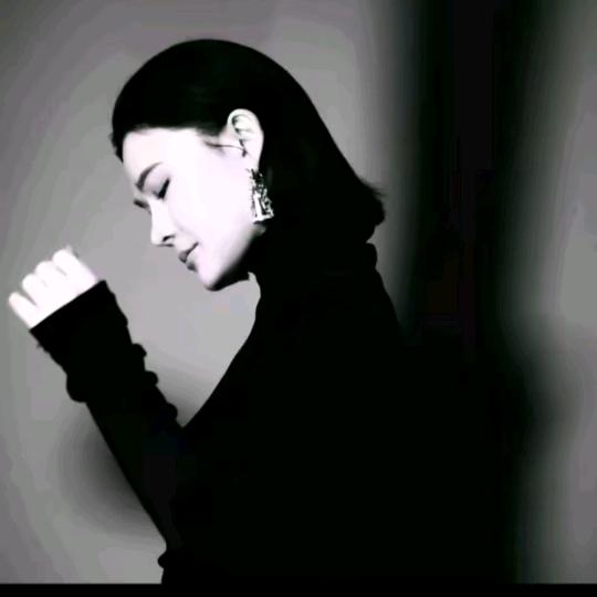 袁艺灵精致穿搭