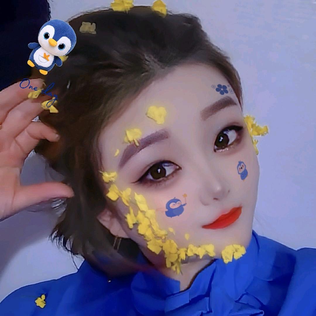 扯起嘴角强颜欢笑』