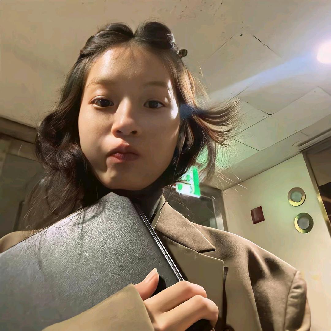泠栀.