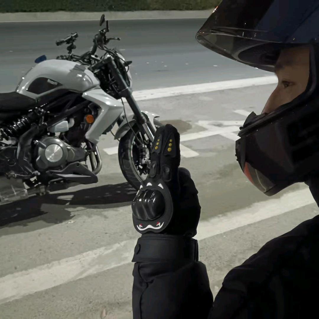 骑虫三的   阿杰