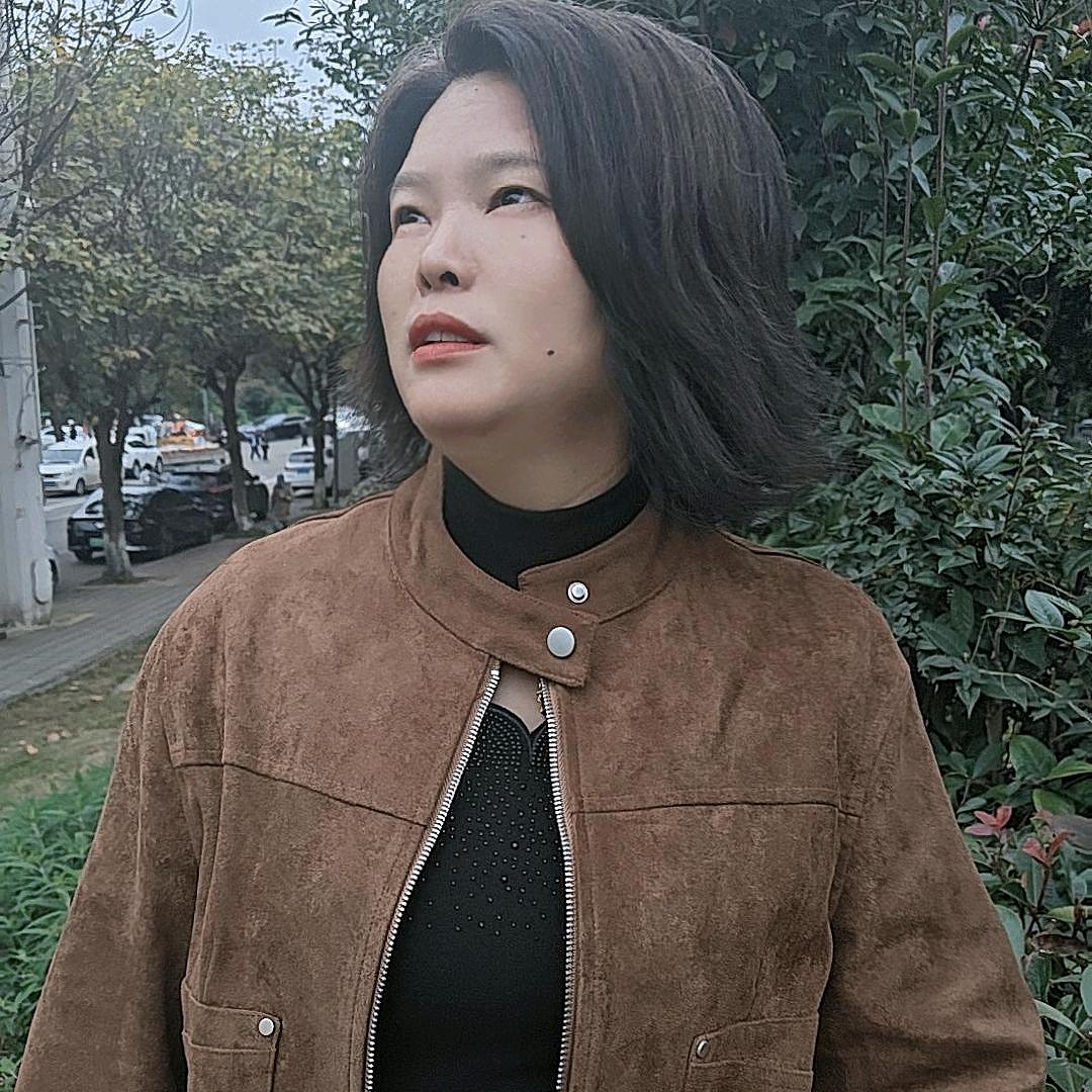 周英中午12点半，晚上八点半开播。