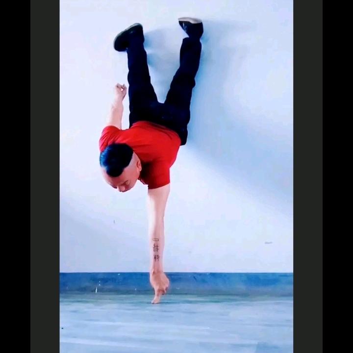 一根手指头倒立