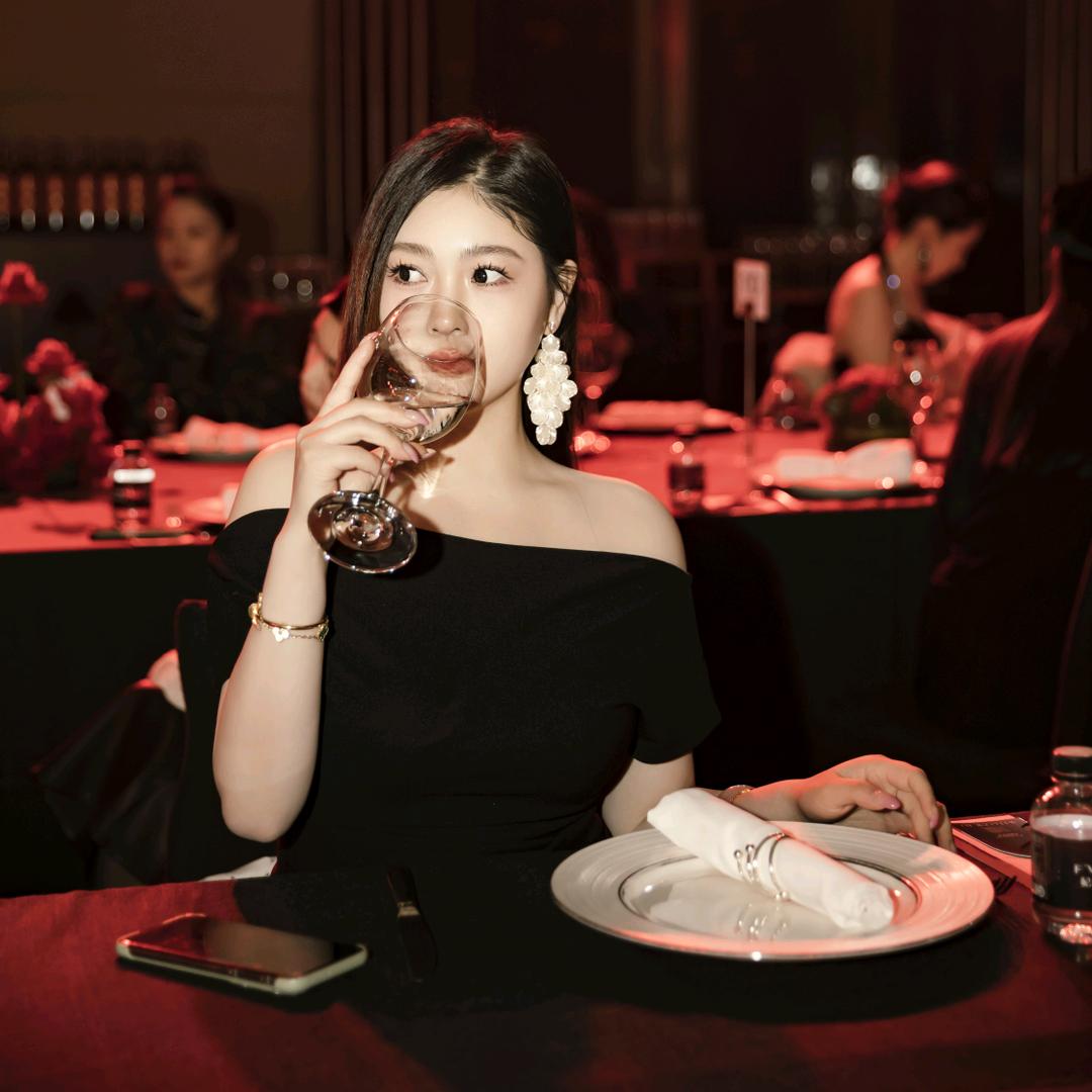一女的