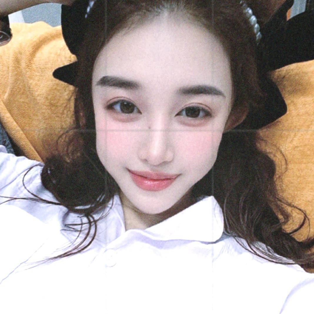 路灯下的小女孩